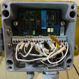 松脱部件监测系统电荷放大国产化研发